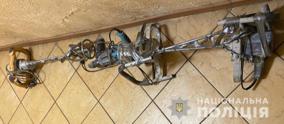 Одеські поліцейські викрили трьох чоловіків у крадіжці майна з новобудови на вулиці Розкидайлівській