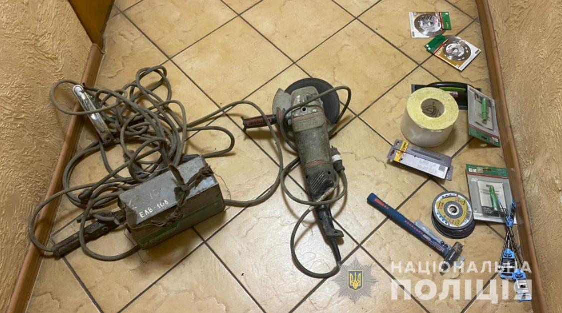 Одеські поліцейські викрили трьох чоловіків у крадіжці майна з новобудови на вулиці Розкидайлівській