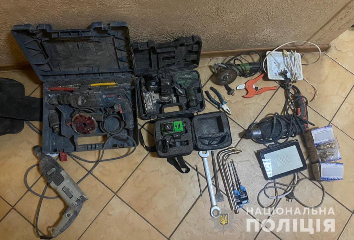 Одеські поліцейські викрили трьох чоловіків у крадіжці майна з новобудови на вулиці Розкидайлівській