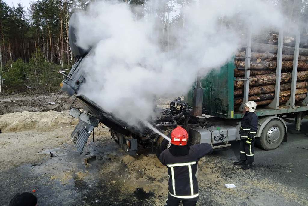 Житомирська область: вогнеборці ліквідували загоряння вантажівки, якою перевозилась деревина