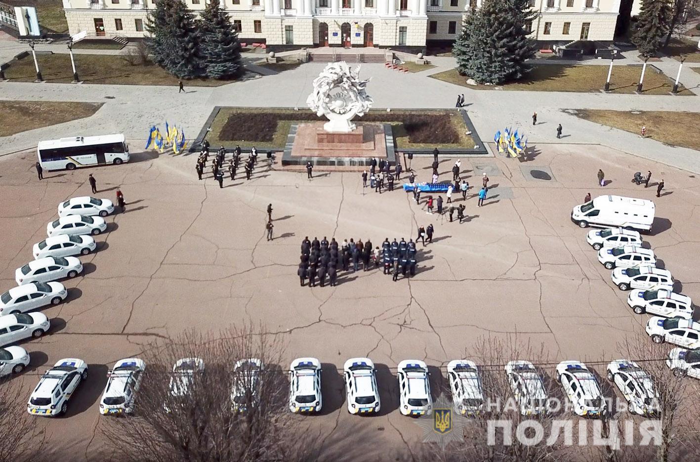На Хмельниччині поліцейські офіцери громади отримали нову зброю та службові автомобілі