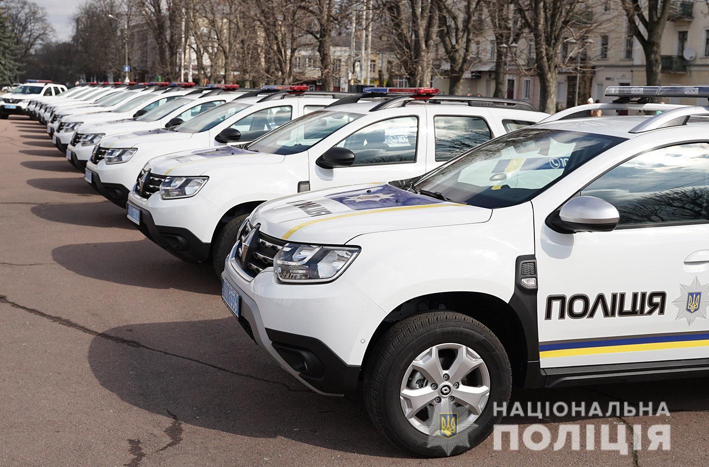 На Хмельниччині поліцейські офіцери громади отримали нову зброю та службові автомобілі