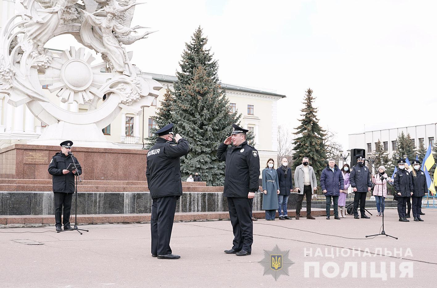 На Хмельниччині поліцейські офіцери громади отримали нову зброю та службові автомобілі