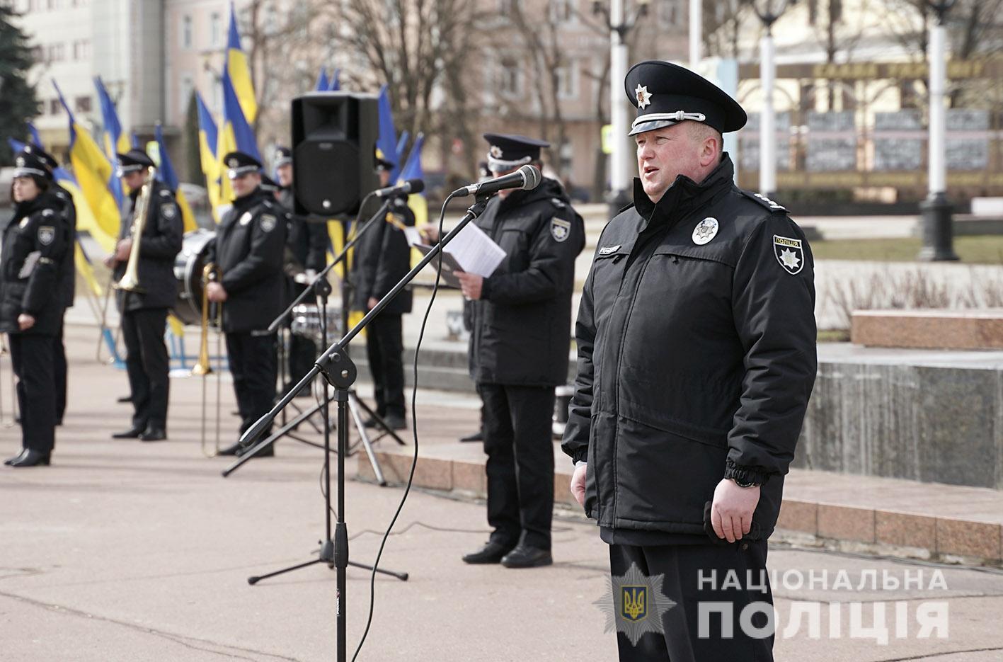 На Хмельниччині поліцейські офіцери громади отримали нову зброю та службові автомобілі