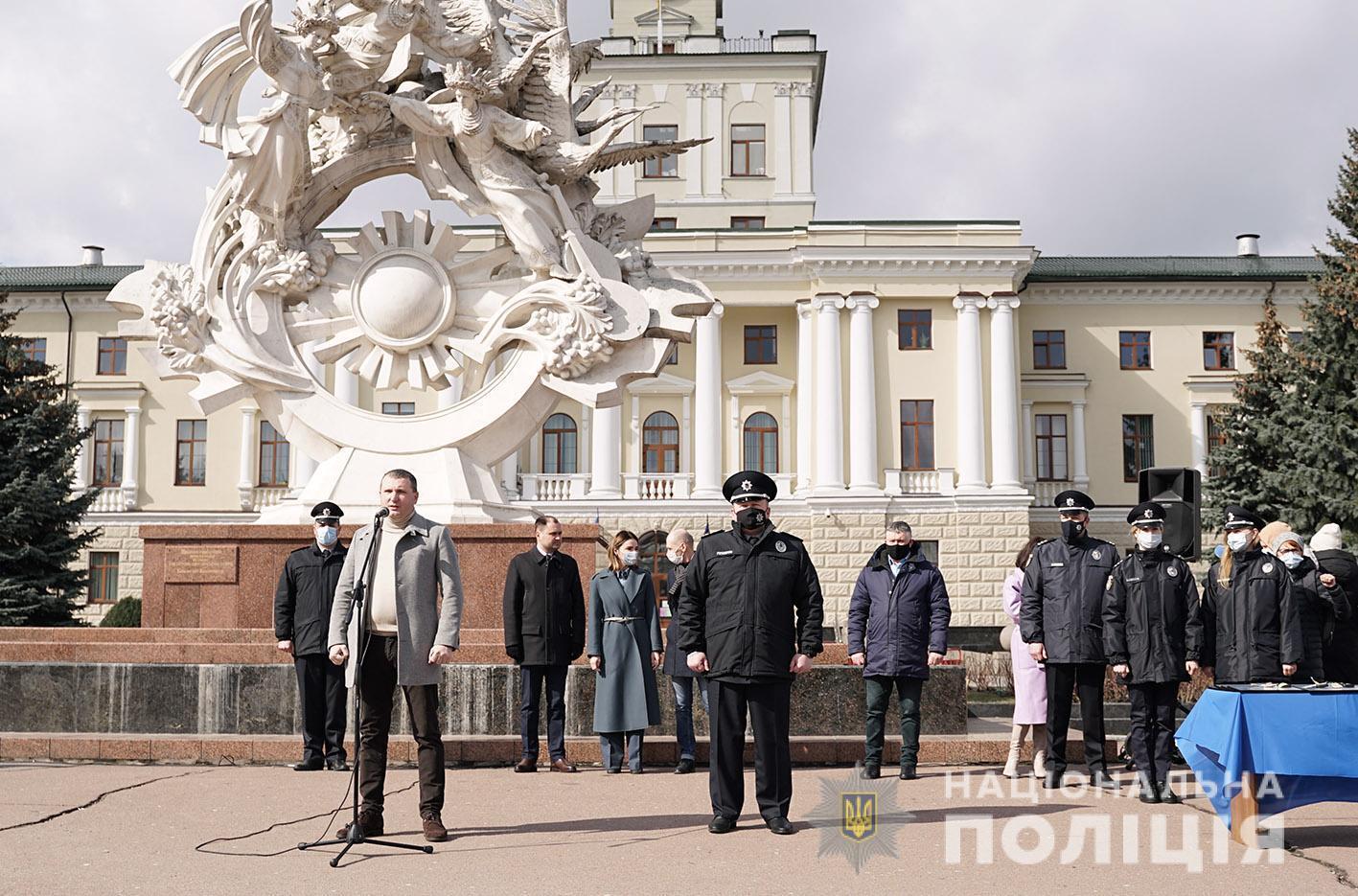 На Хмельниччині поліцейські офіцери громади отримали нову зброю та службові автомобілі