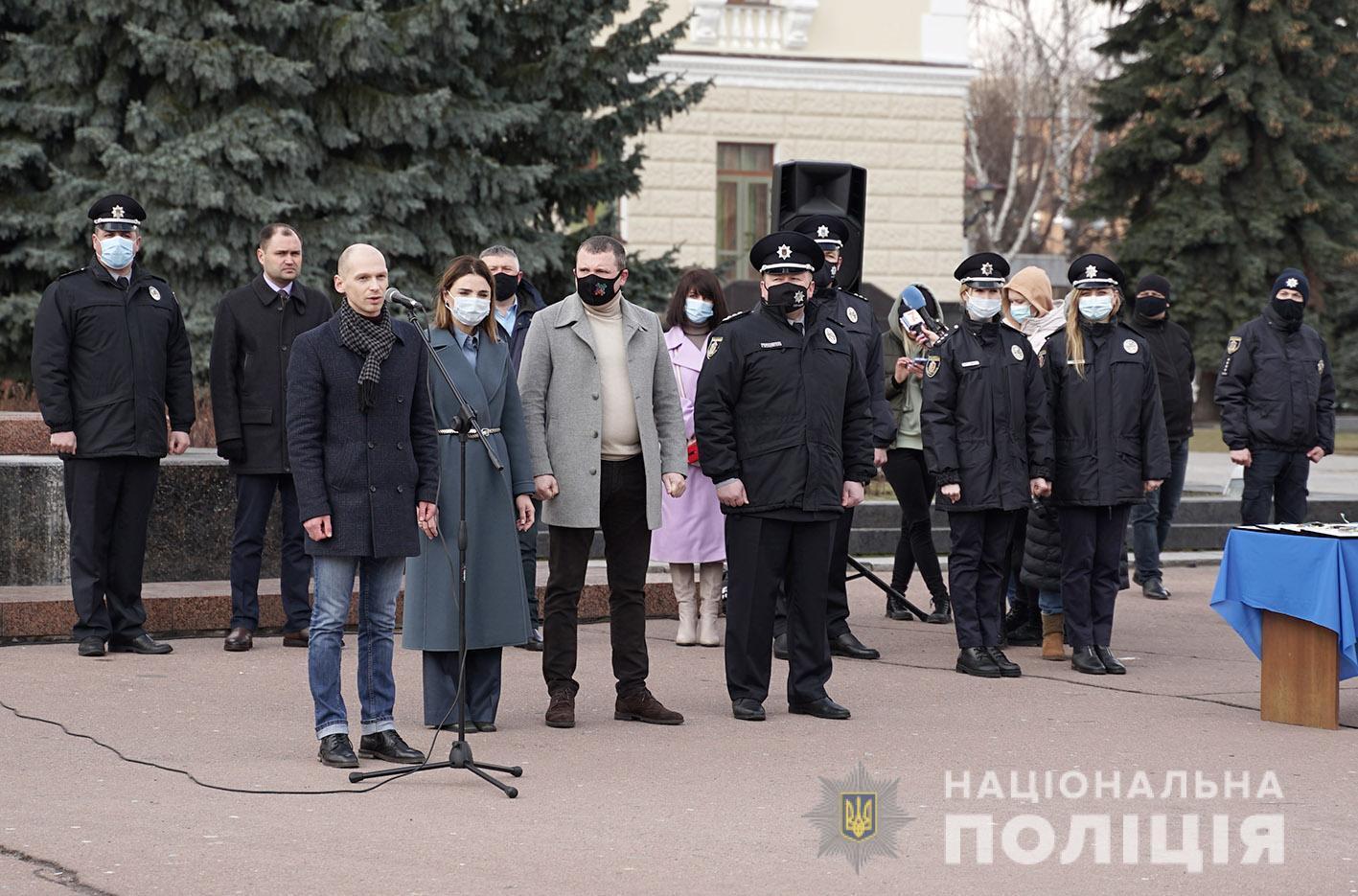 На Хмельниччині поліцейські офіцери громади отримали нову зброю та службові автомобілі