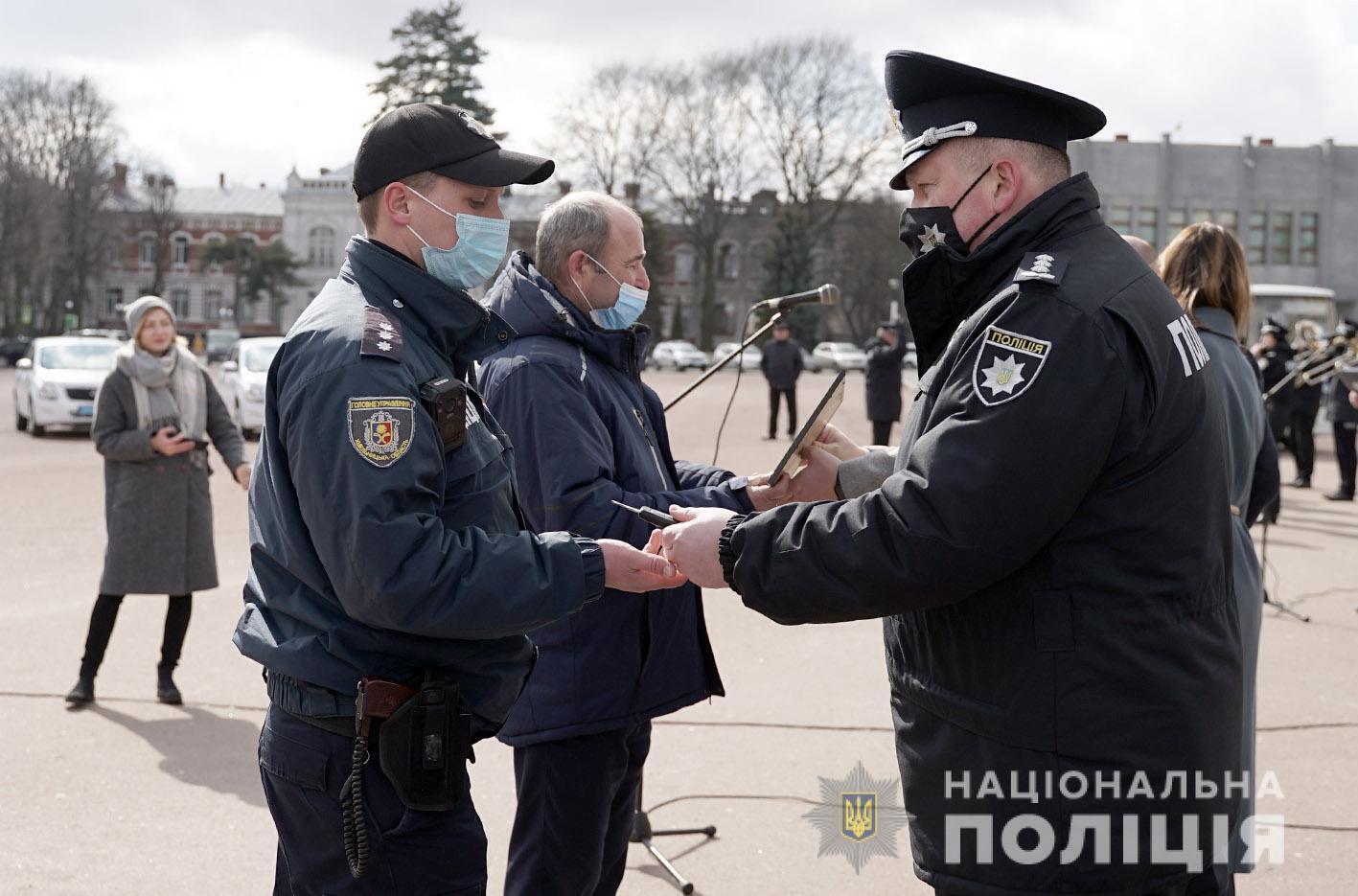 На Хмельниччині поліцейські офіцери громади отримали нову зброю та службові автомобілі