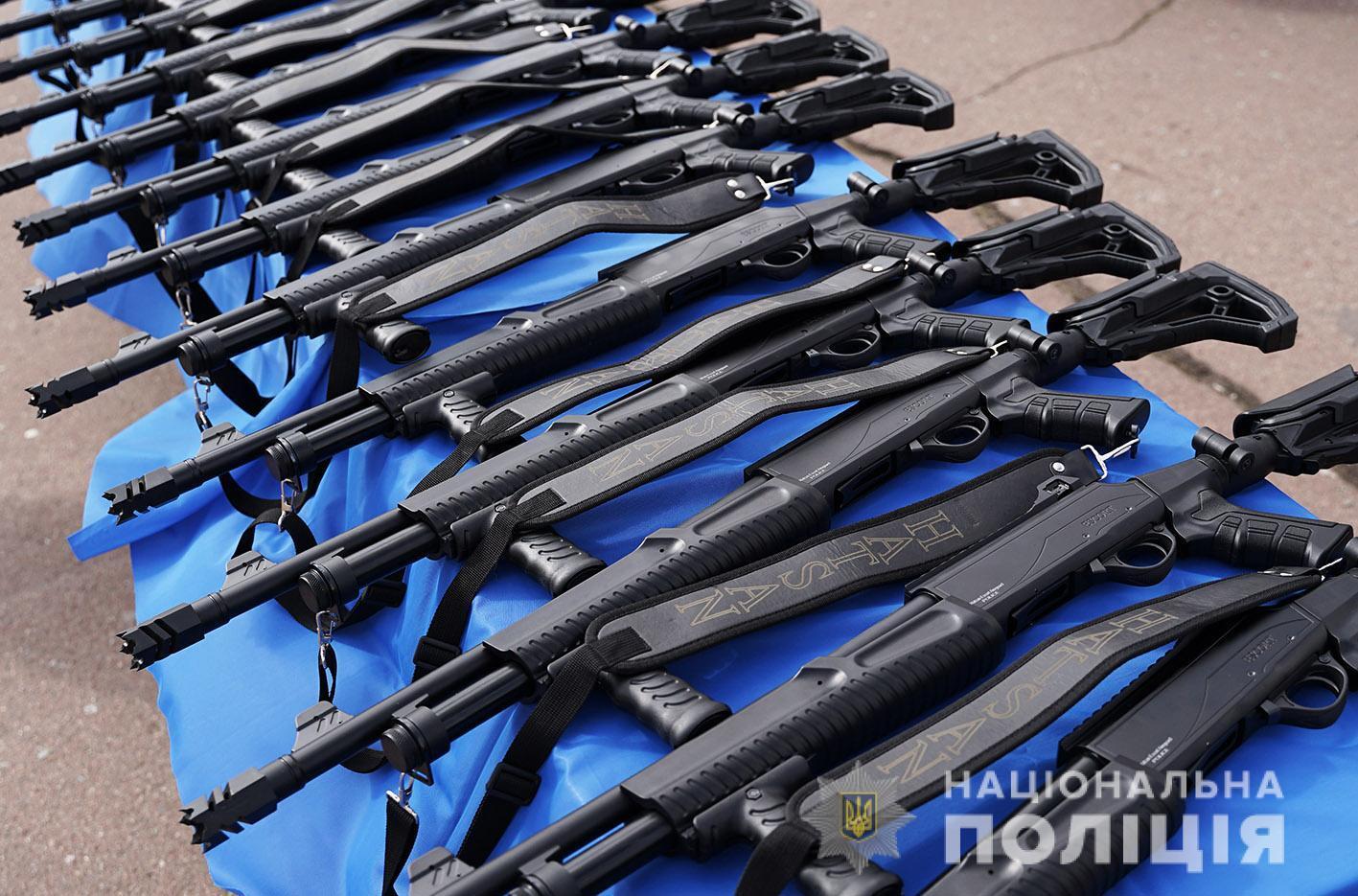 На Хмельниччині поліцейські офіцери громади отримали нову зброю та службові автомобілі