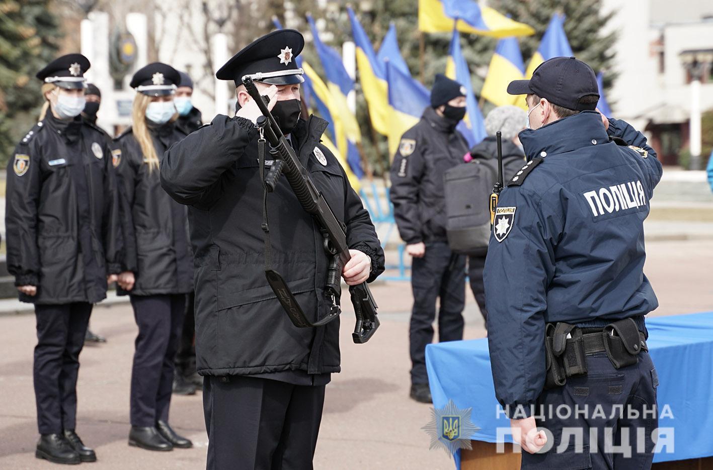 На Хмельниччині поліцейські офіцери громади отримали нову зброю та службові автомобілі