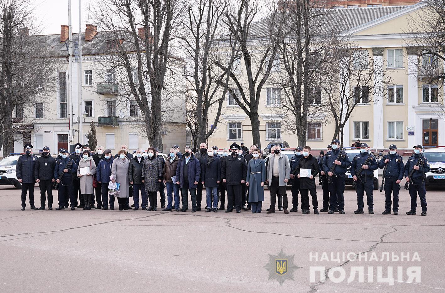 На Хмельниччині поліцейські офіцери громади отримали нову зброю та службові автомобілі