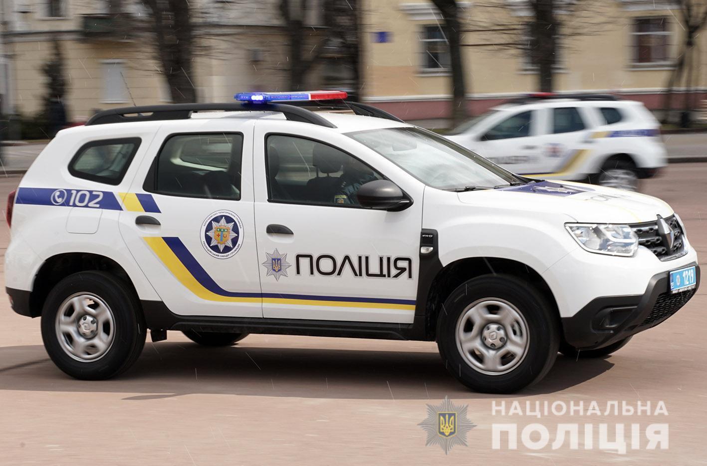 На Хмельниччині поліцейські офіцери громади отримали нову зброю та службові автомобілі