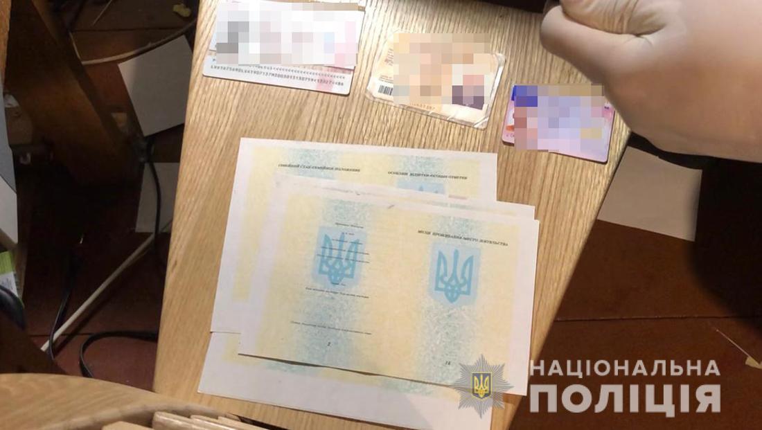 У Житомирі правоохоронці викрили фальсифікаторів документів для перетину кордону України