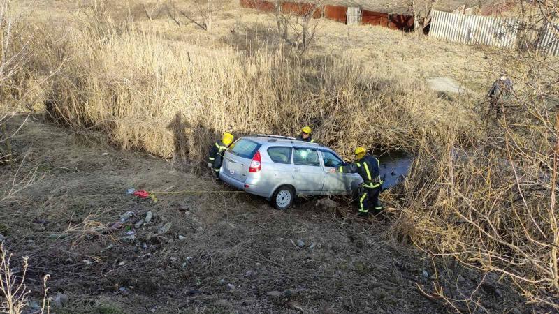 Донецька область: рятувальники вилучили автівку з водойми
