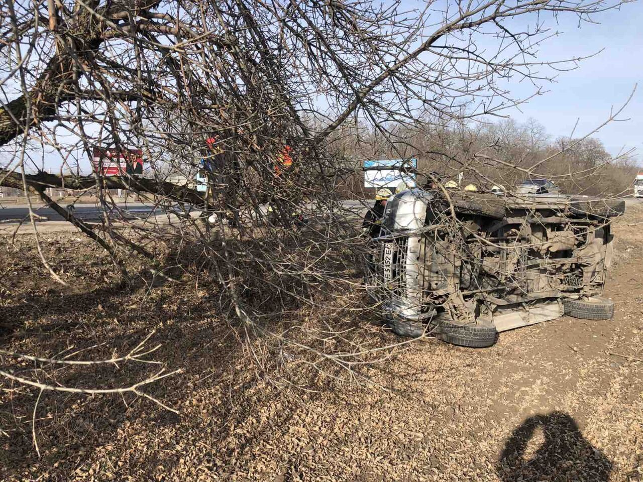 Дніпропетровська область: рятувальники надали допомогу у ліквідації наслідків ДТП