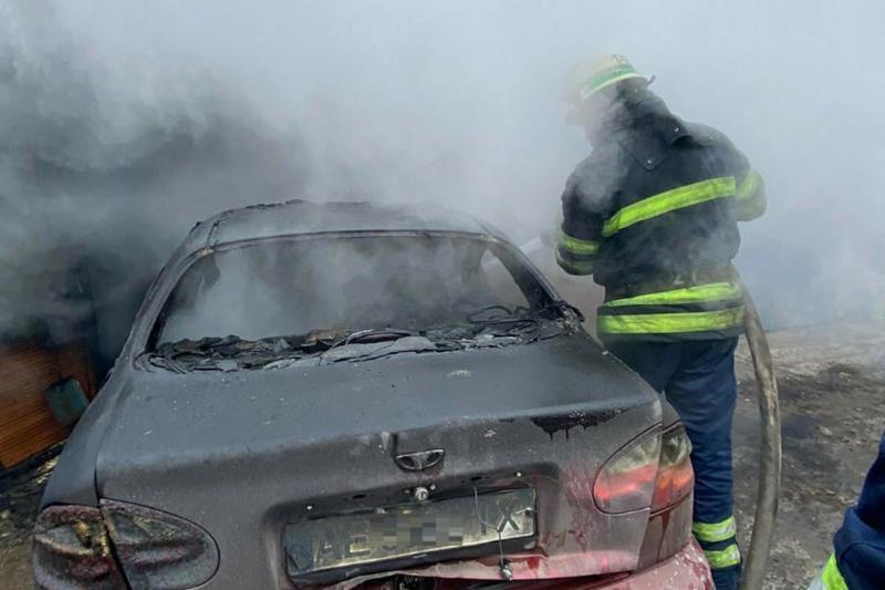 Дніпропетровська область: під час ліквідації пожежі в гаражі з автомобілем всередині, виявлено тіло чоловічої статі