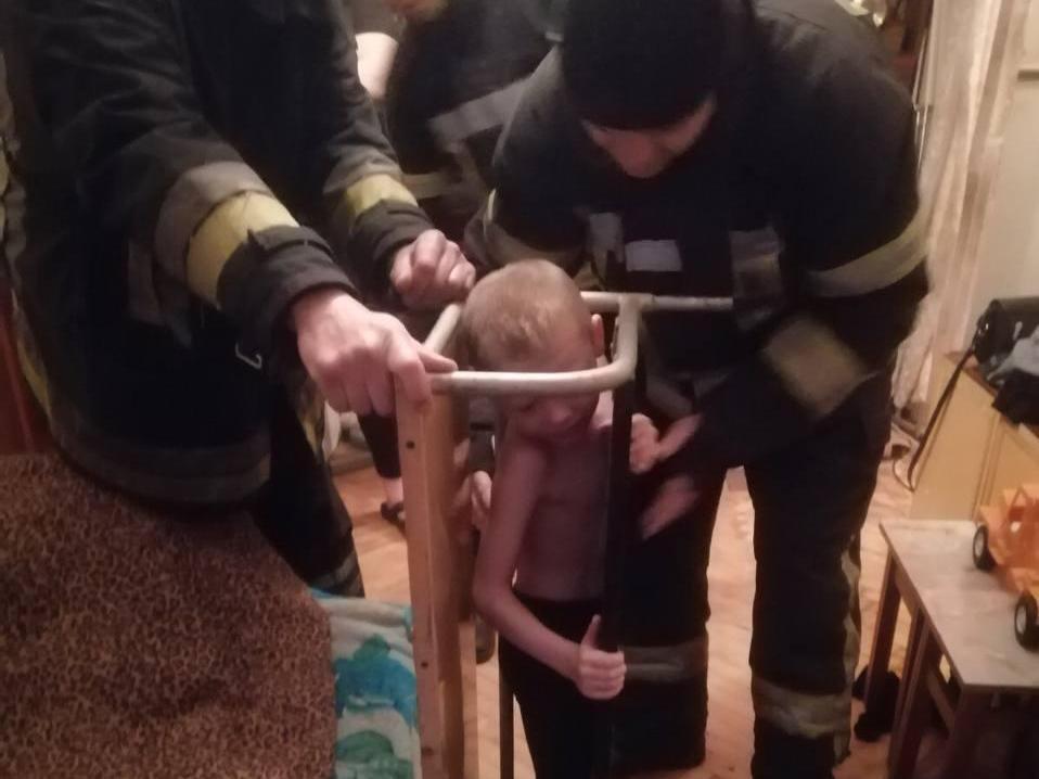м. Запоріжжя: рятувальники вивільнили хлопчика, який застряг в меблевій конструкції