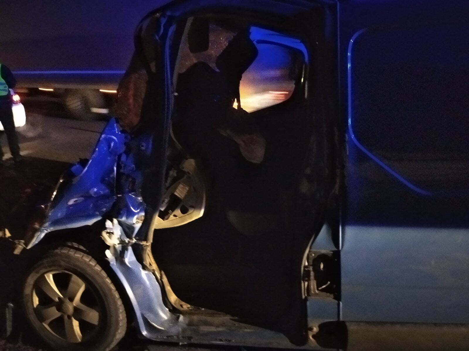 Житомирська область: рятувальники деблокували травмовано водія з пошкодженого мікроавтобуса