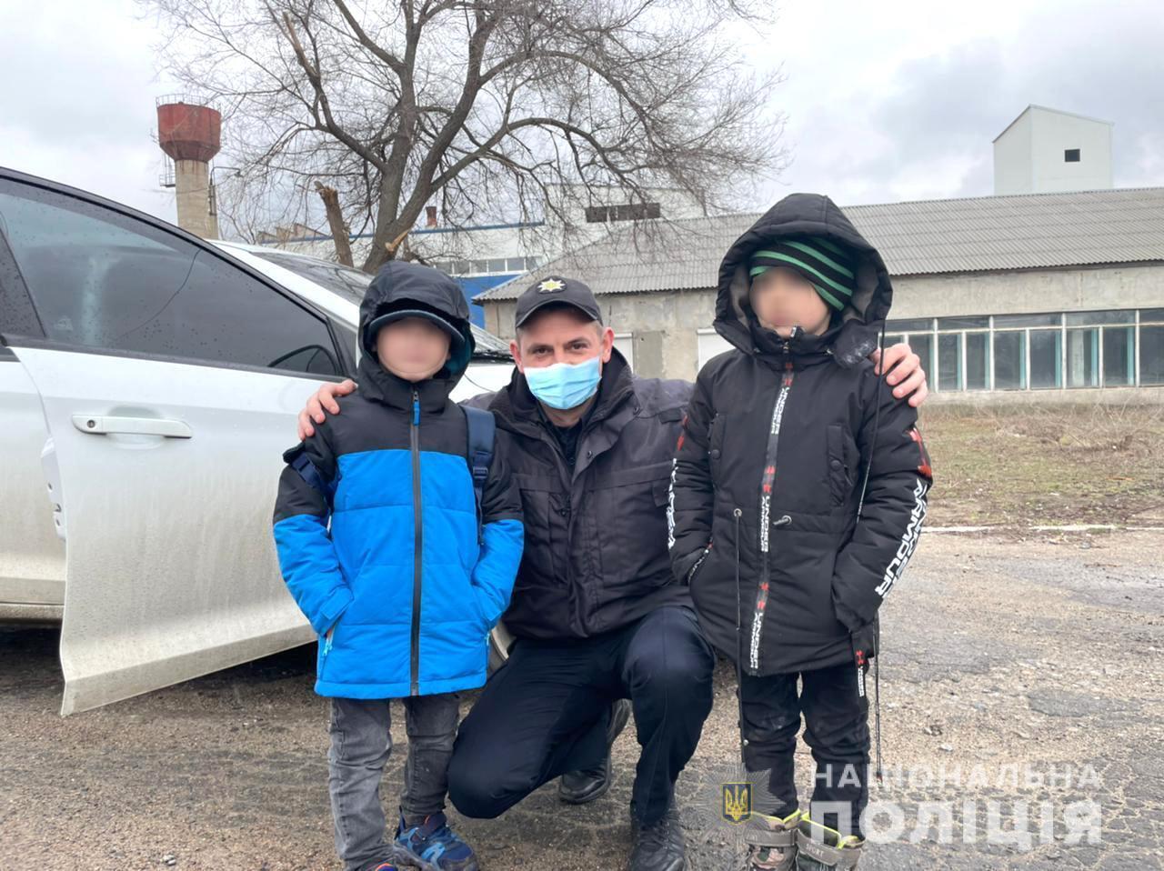 На Миколаївщині поліцейські оперативно  розшукали двох першокласників, які загубилися