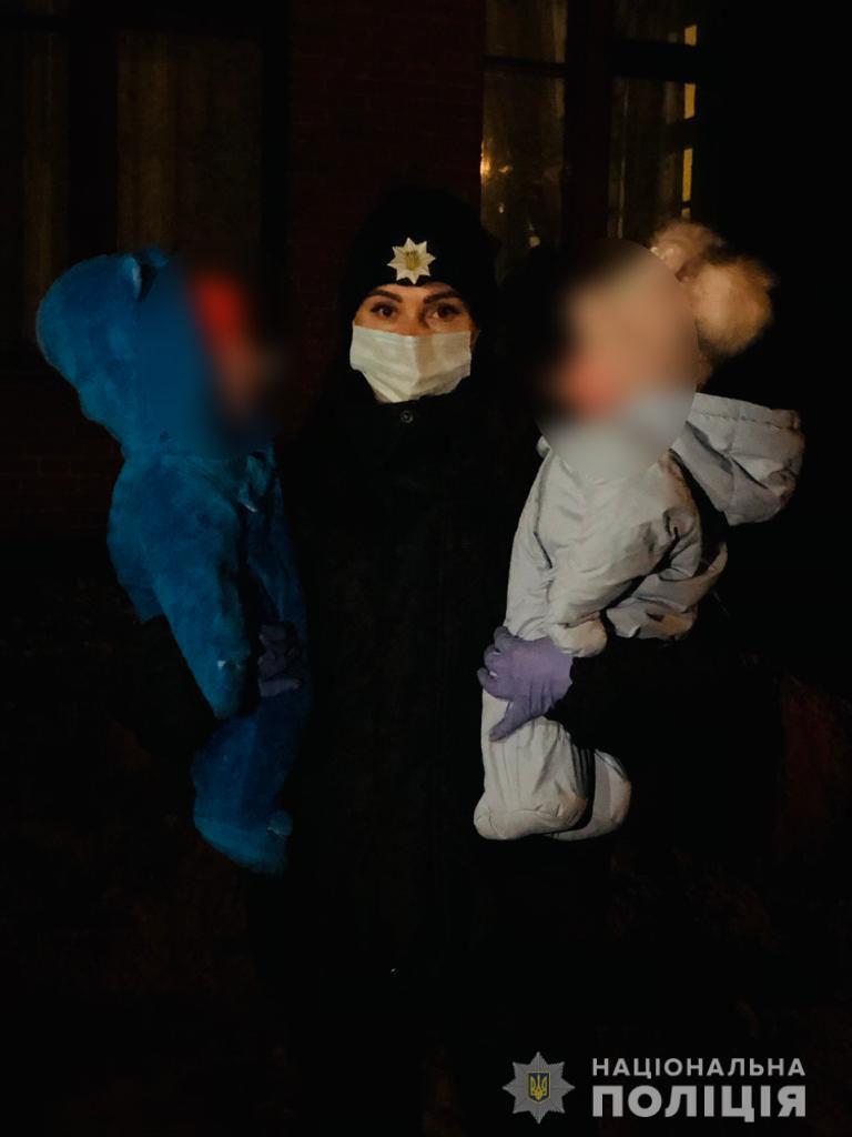 На Херсонщині ювенальні поліцейські тимчасово вилучили з родини двох 7-місячних сестричок, яких мати залишила самих в будинку