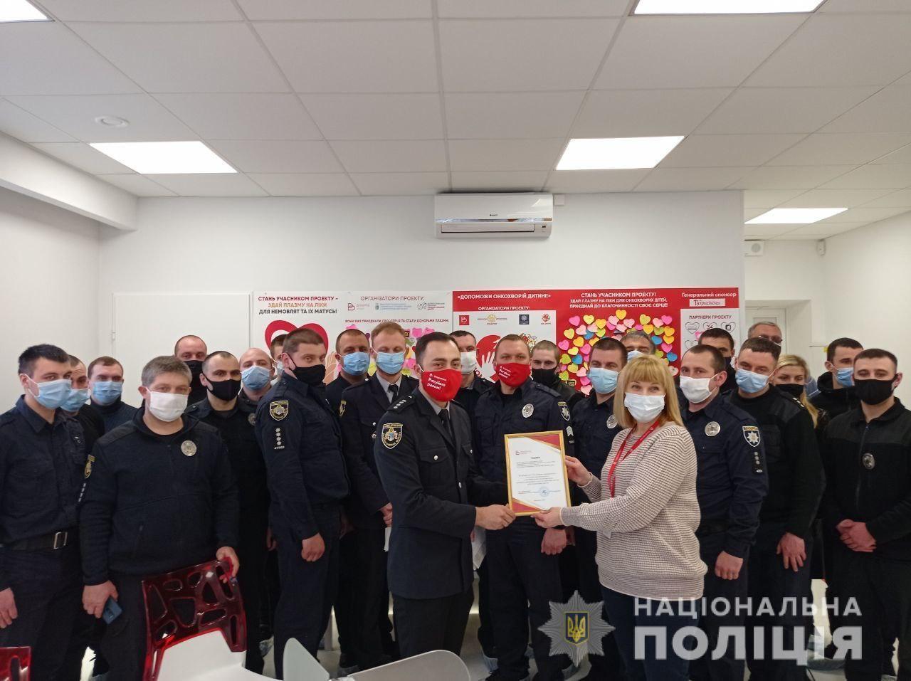 На Дніпропетровщині поліцейські здали кров для порятунку маленької Надійки, яка отримала тяжкі  опіки