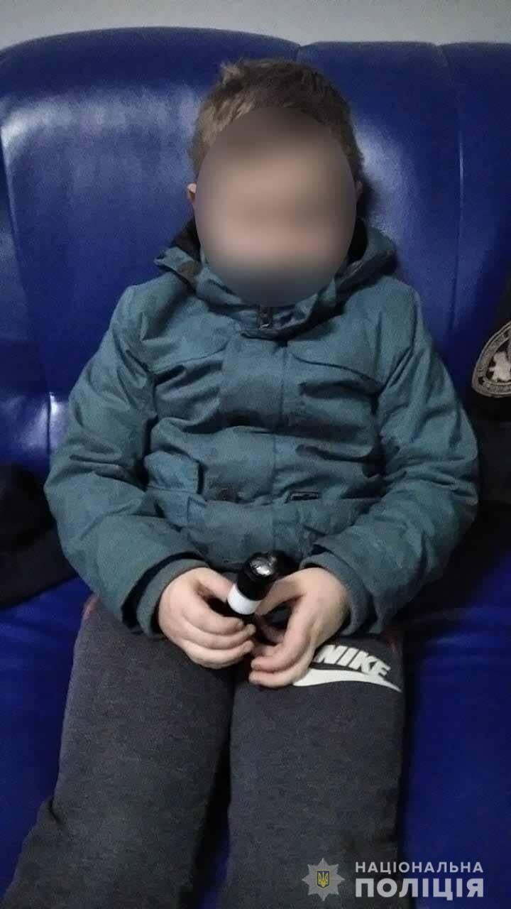Поліцейські розшукали 5-річного хлопчика, який вночі загубився у Вінниці