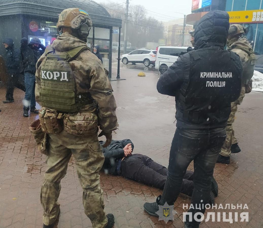 Поліція затримала зловмисника, який вимагав у вінничанина 1 000 доларів США  неіснуючого боргу