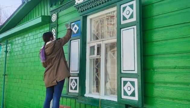 У Чернігові волонтери відновили будинок із «дерев’яним мереживом»