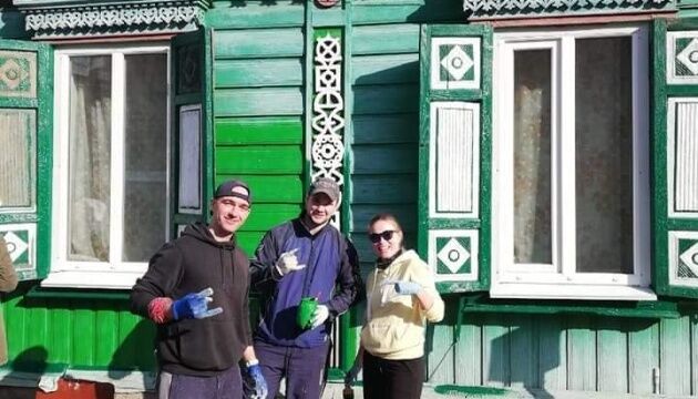 У Чернігові волонтери відновили будинок із «дерев’яним мереживом»