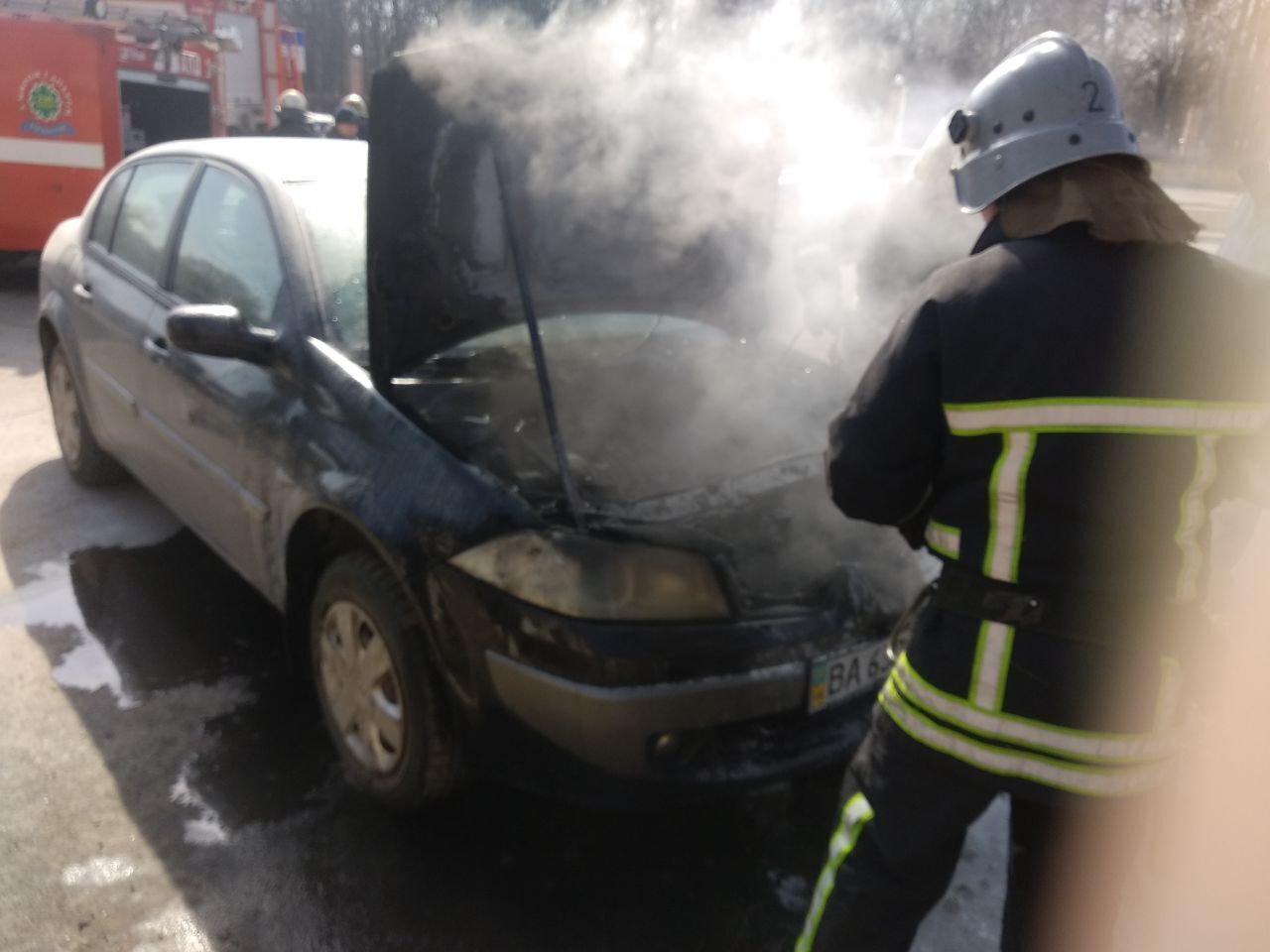 У Кропивницькому вогнеборці приборкали пожежу автомобіля