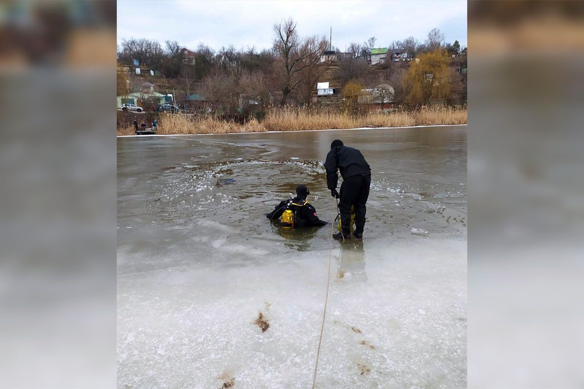 Дніпропетровська область: водолази-рятувальники ДСНС дістали тіло чоловіка з-під криги