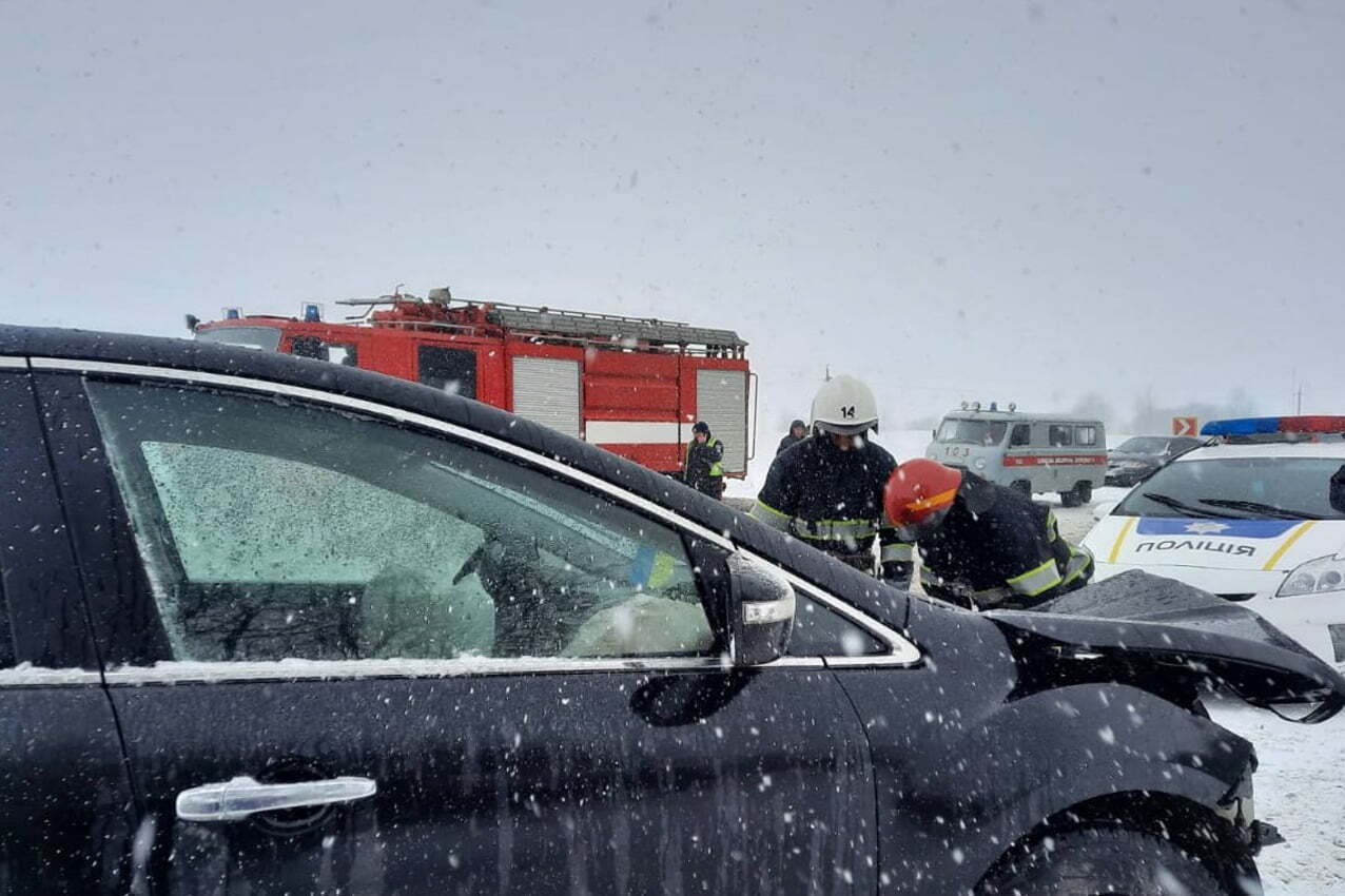 Хмельницька область: рятувальники ліквідували наслідки автотрощі, у якій травмувалось п’ять людей
