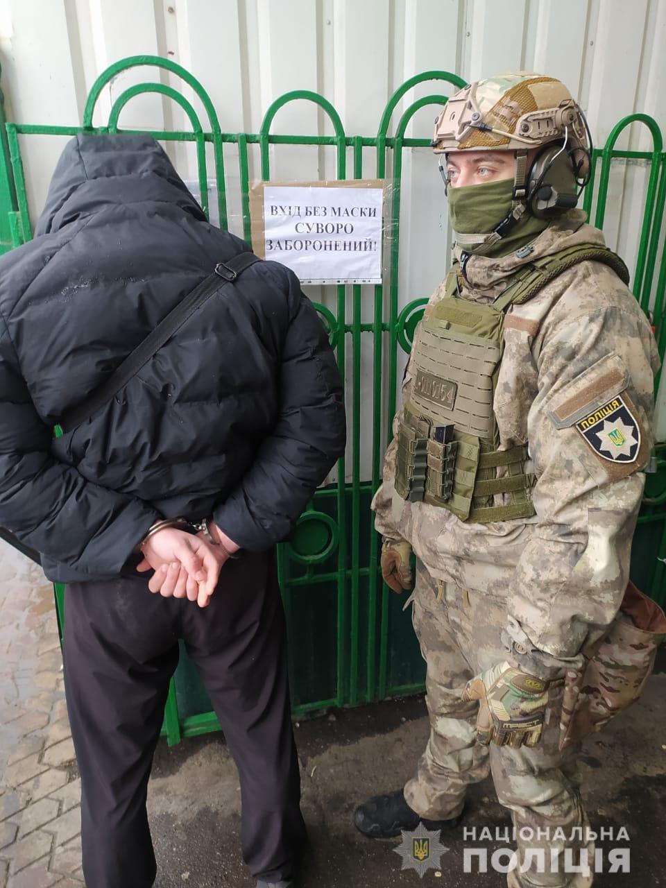 Поліція затримала зловмисника, який вимагав у вінничанина 1 000 доларів США  неіснуючого боргу