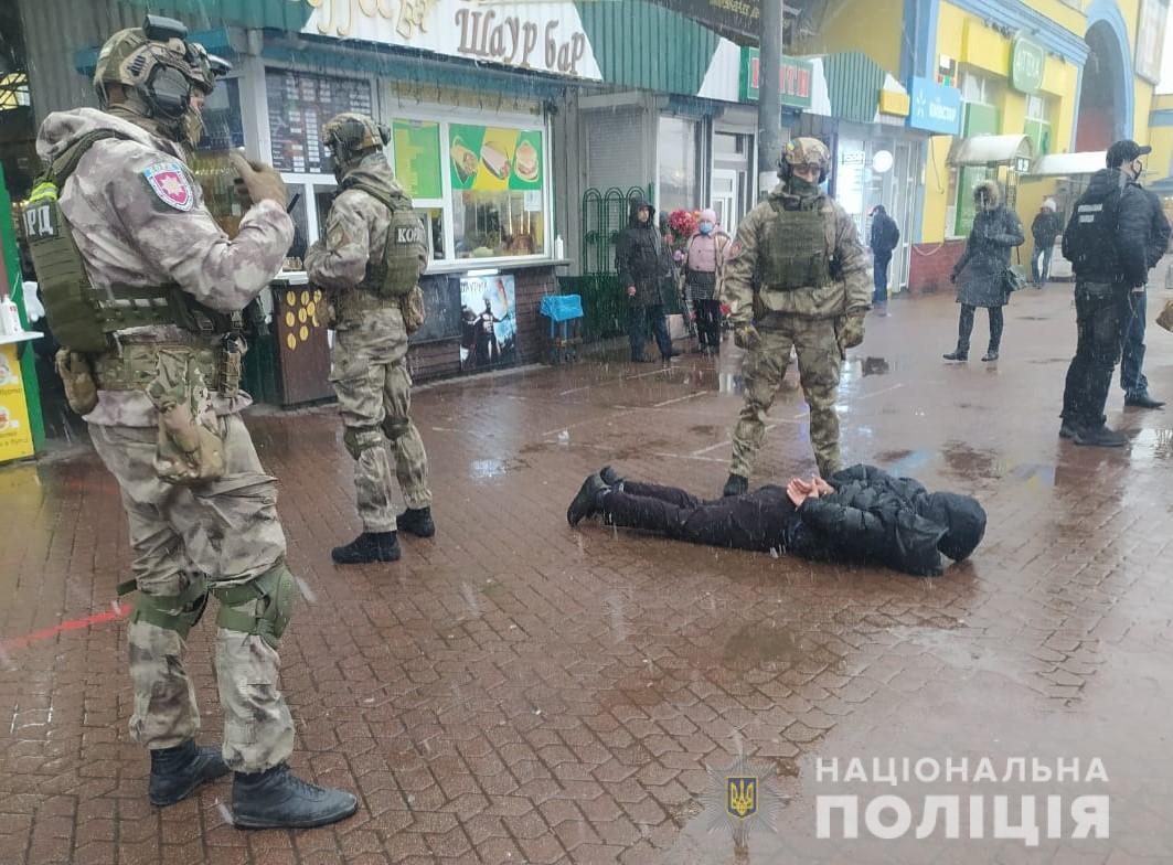 Поліція затримала зловмисника, який вимагав у вінничанина 1 000 доларів США  неіснуючого боргу