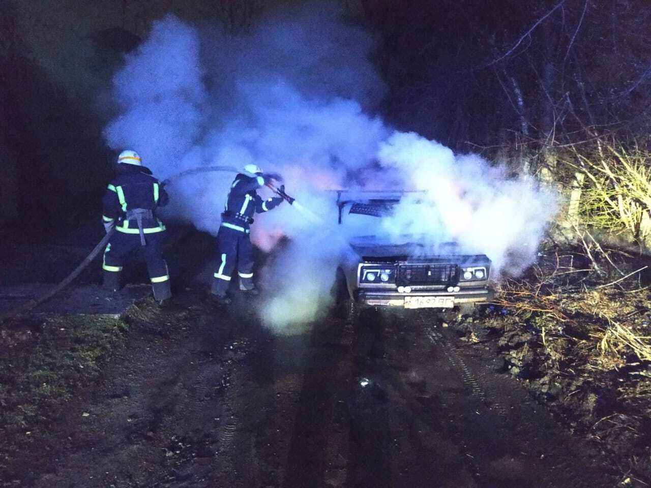 Дніпропетровська область: співробітники Служби порятунку «101» ліквідували пожежу в автомобілі