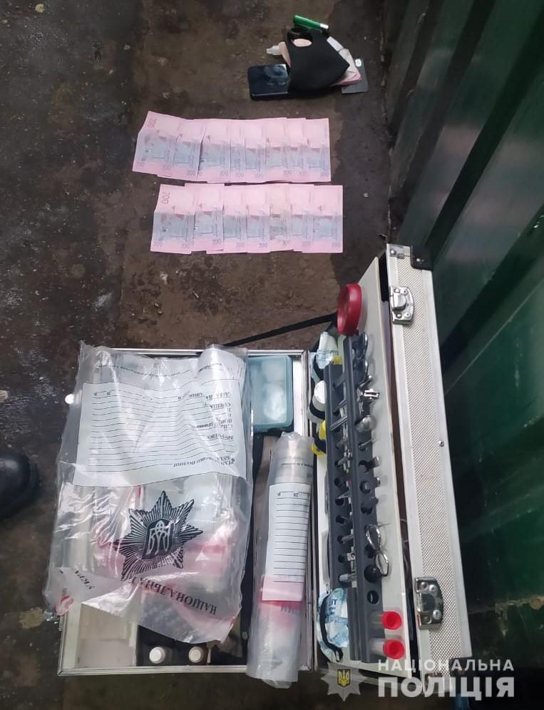 Поліція затримала зловмисника, який вимагав у вінничанина 1 000 доларів США  неіснуючого боргу