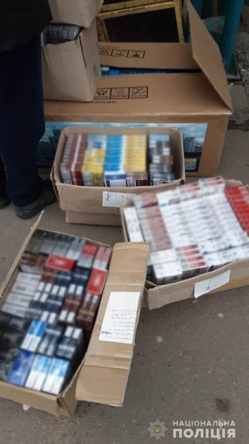 На одеському промтоварному ринку поліцейські вилучили понад 10 тисяч пачок контрафактних цигарок