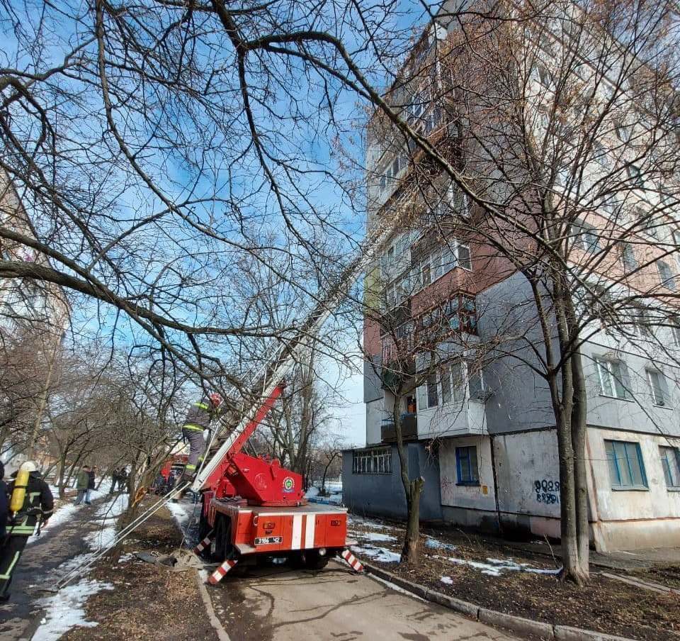 У Кропивницькому рятувальники загасили пожежу балкону