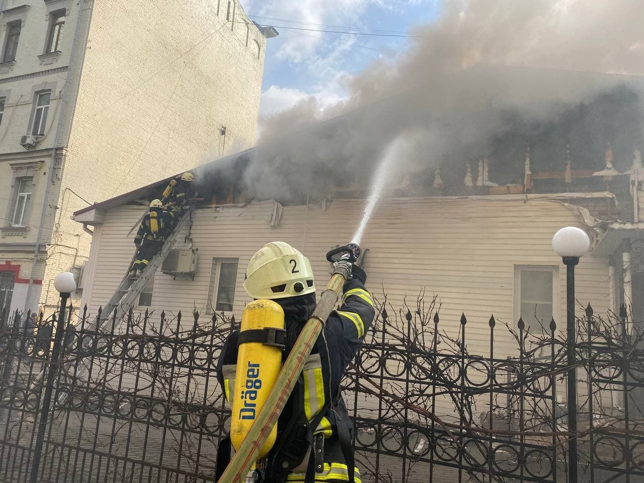 м. Київ: пожежа по вул. Саксаганського на даху 2-поверхової будівлі ресторану