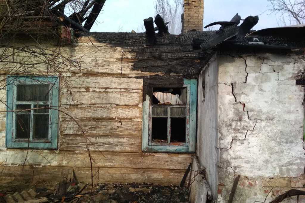 Чернігівські вогнеборці під час ліквідації пожежі врятували 74-річного господаря помешкання