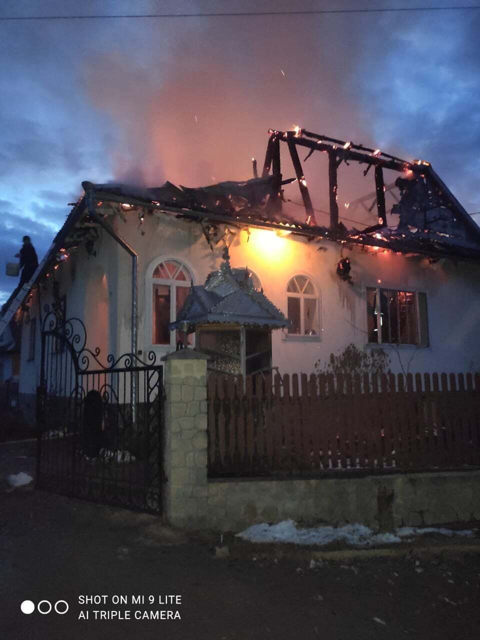 Івано-Франківська область: рятувальники ліквідували пожежу, яка охопила три будівлі