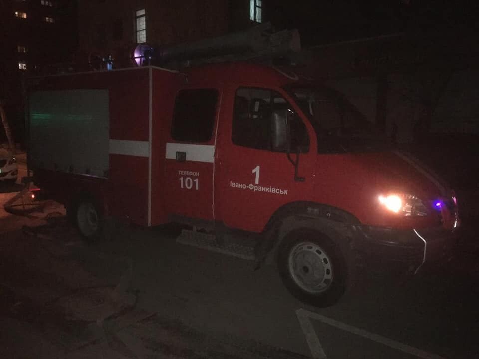 В Івано-Франківську під час пожежі вогнеборці врятували двох людей та собаку