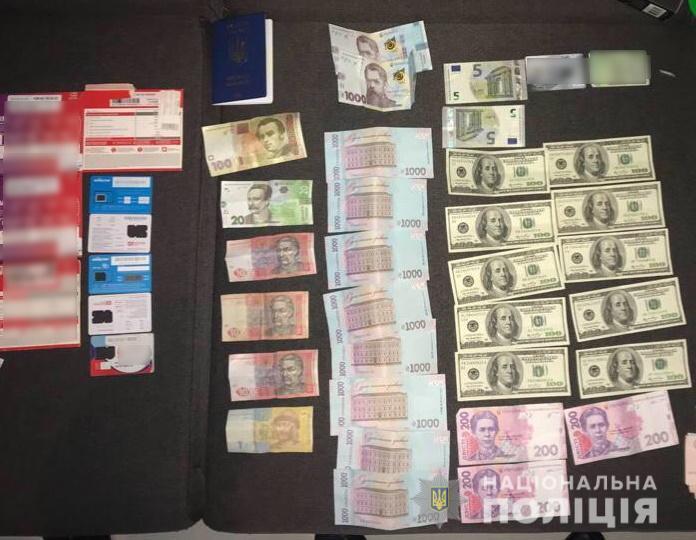 Правоохоронці Київщини затримали телефонних шахраїв, які ошукали пенсіонерку