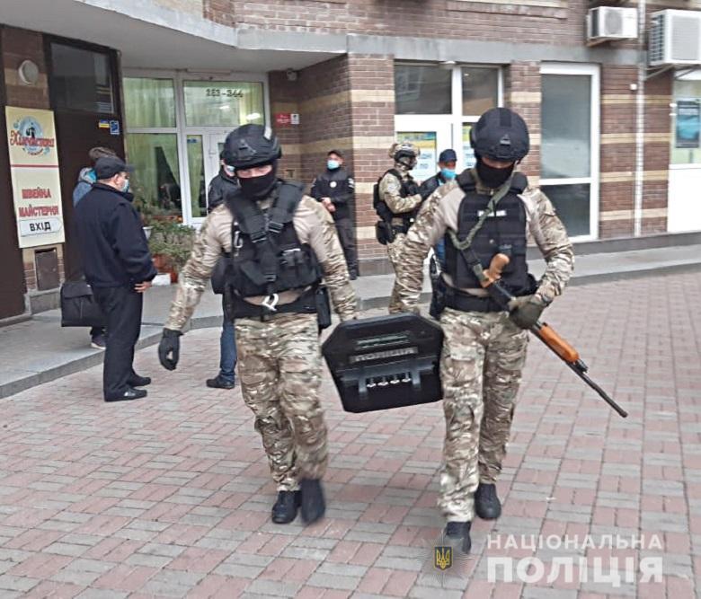 Жителю Києва оголошено підозру у вчиненні інтернет-шахрайства на 8 мільйонів гривень збитків