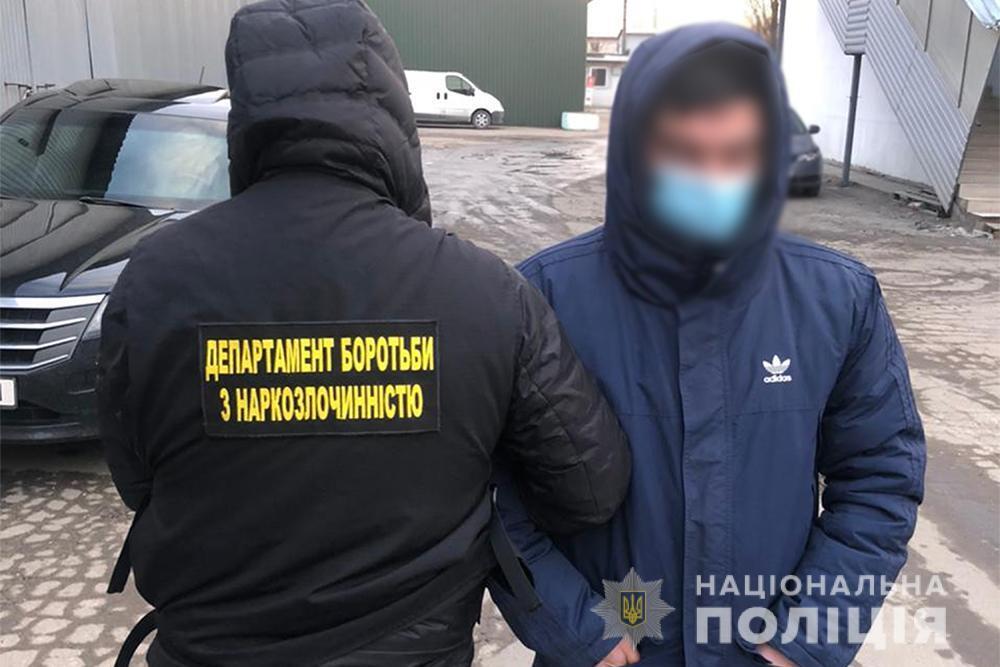 У Києві поліцейські  затримали наркодилера  та вилучили  кокаїну на  400 тисяч гривень