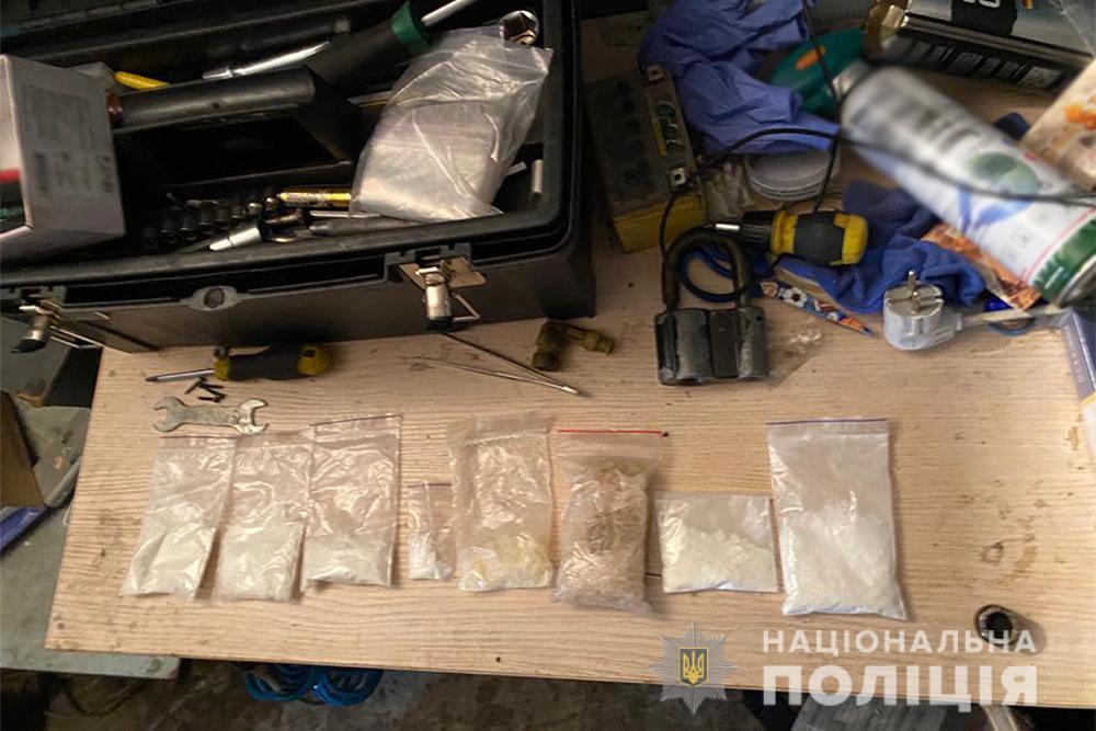 У Києві поліцейські  затримали наркодилера  та вилучили  кокаїну на  400 тисяч гривень