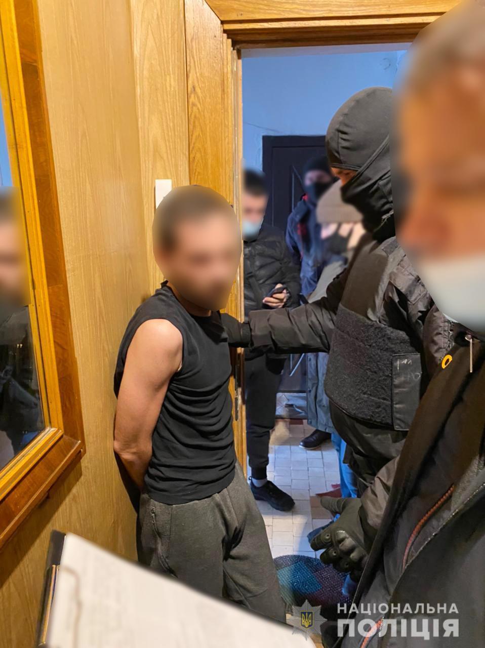 Правоохоронці викрили злочинну групу, члени якої організували збут наркотиків та психотропів на Дніпропетровщині