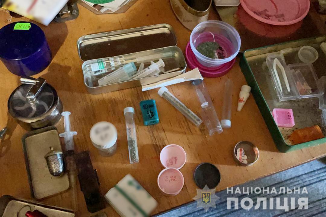 Правоохоронці викрили злочинну групу, члени якої організували збут наркотиків та психотропів на Дніпропетровщині