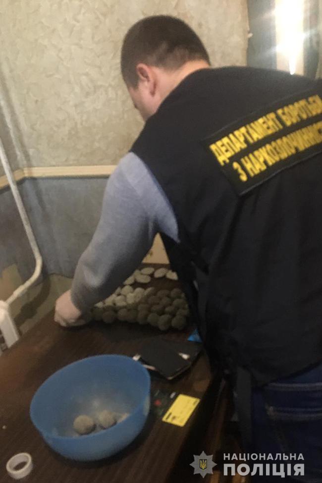 Кіровоградські поліцейські затримали наркодилерів, які збували наркотики та психотропи по всій країні