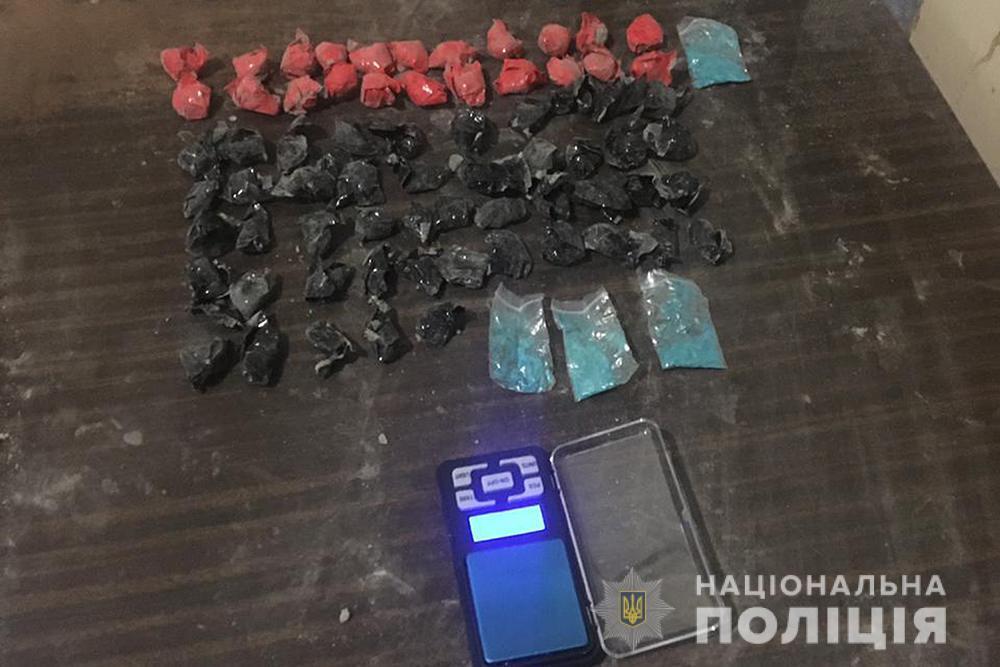 Кіровоградські поліцейські затримали наркодилерів, які збували наркотики та психотропи по всій країні