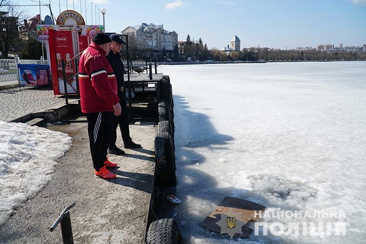 Тернопільський поліцейський врятував двох жінок, які провалилися під лід на місцевому озері
